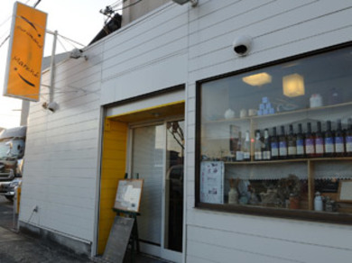 上桂の五条通り面した黄色い小さなお店