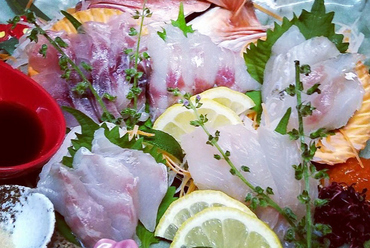 名物!本日のおまかせ珍魚刺し盛り <写真4~6名盛りで2000円前後と破格安!>!