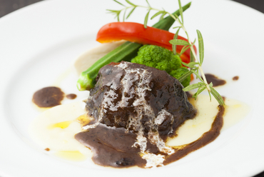 じっくり煮込んで柔らかな『九州産牛ホホ肉の赤ワイン煮』