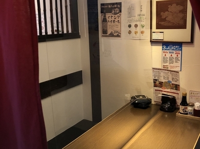 対面飛沫防止用透明パーテーション付きの半個室テーブル席あり