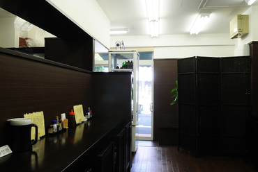 こんがり揚げたての魅力を、店内で堪能!
