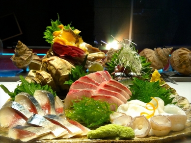 成田、築地で仕入れた鮮魚を厳選『刺身盛り合わせ』
