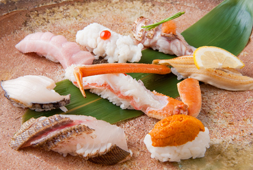 食材の旬を活かした鮨や天ぷらを、洗練して仕入れた和酒と共に