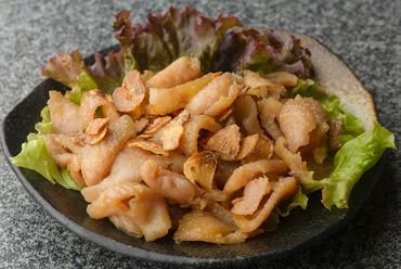 親鶏の皮ならではの旨みと程よい歯ごたえがクセになる『とり皮(ガーリック味)』