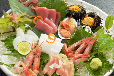 旬の鮮魚を楽しめる店自慢の逸品『お造り盛合わせ(2~3人前)』