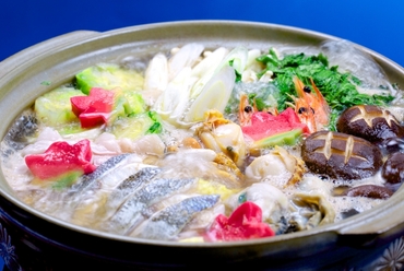 魚介は海老、ホタテ、牡蠣…などが入った『よせ鍋』