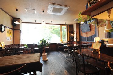 通路も広く明るい店内