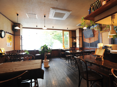 通路も広く明るい店内