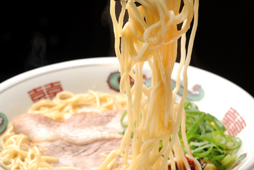 とんこつ風味の『名物とんこくラーメン』 ★