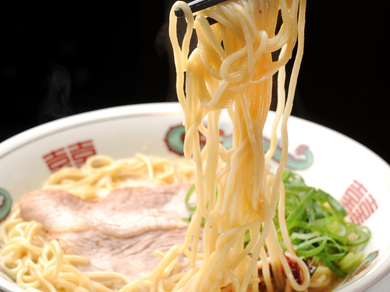 とんこつ風味の『名物とんこくラーメン』 ★