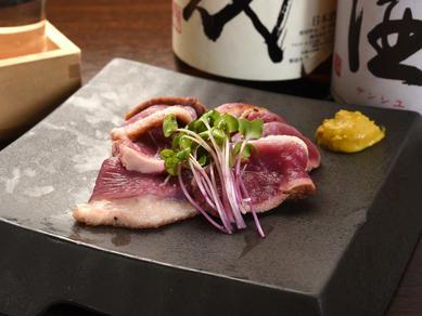 鴨の旨味がギュッと閉じ込められた『鴨のタタキ』