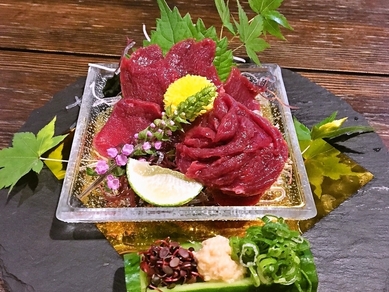 本場熊本直送!! 噛めば噛むほど旨味が広がる『馬刺し』