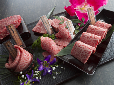 特上の肉がおしみなく並べられた盛り合わせ『極(きわみ)』