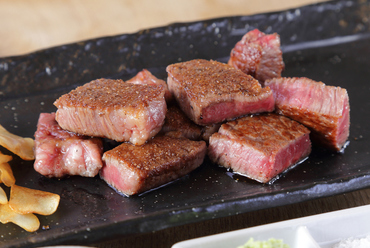 肉質が柔らかく、さっぱりした味わいの『特選宮崎牛A5ヒレ』100g