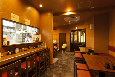 入りやすい入り口と明るい雰囲気の店内に、会話もはずむ