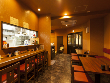 入りやすい入り口と明るい雰囲気の店内に、会話もはずむ