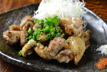 『若鶏モモの炭火焼き あら塩と柚子胡椒添え』