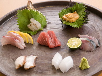 鮮度抜群の魚介がたっぷり入った『刺身の盛り合わせ』(二人前)