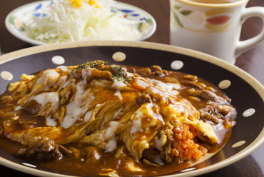 とろけるような美味しさが魅力の『けやき特製オムライス』