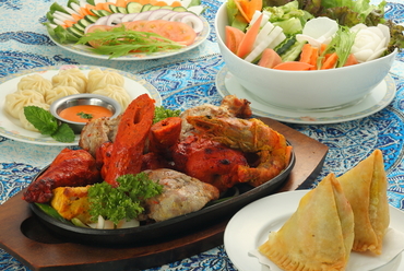 インド料理の代表的スナック『サモサ』(写真右手前)