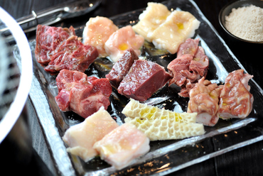 食材の旨みが存分に味わえる『ホルモン9種盛合せ』(2名様分)