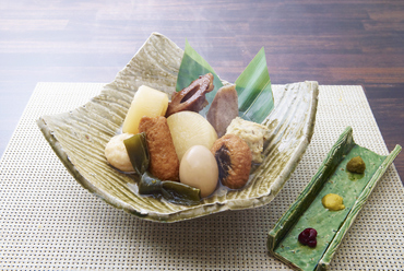 カツオと鶏ガラを使用した出汁が自慢の『おでん五点盛り合わせ』