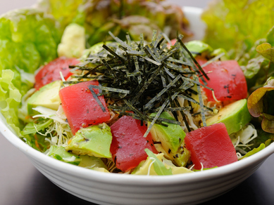 ピリ辛なわさび風味が大人の味わい『マグロアボカドサラダ』