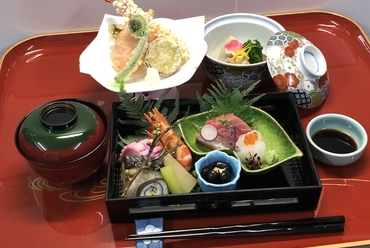 正統派会席料理を気軽に楽しめる『幕の内弁当・深雪御膳』