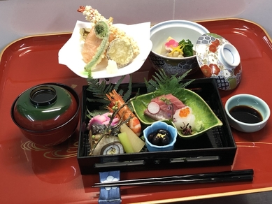 正統派会席料理を気軽に楽しめる『幕の内弁当・深雪御膳』