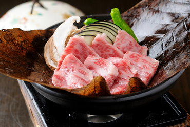 A5ランク霜降り肉を贅沢に『飛騨牛朴葉味噌焼き』