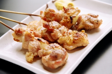 生の知床地鶏のもも肉を使用した『鳥串(3本)』