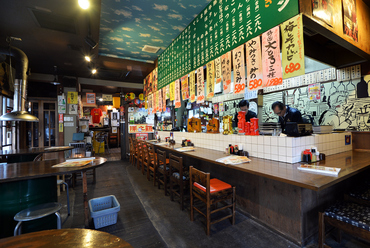 スタッフの方が元気に迎えてくれる店内。各種お酒も取り揃え