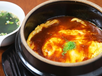 デミグラスソースたっぷり、あつあつの『石焼きオムライス』