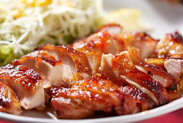 甘めのピリ辛味がクセになる『タイ風バーベーQチキン』