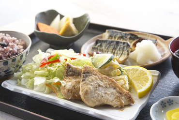 二通りの味がそれぞれ楽しめる『魚二種盛り定食』