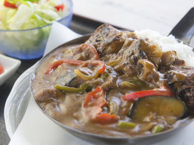 トロットロの柔らかなお肉の食感『炙りソーキカレー』