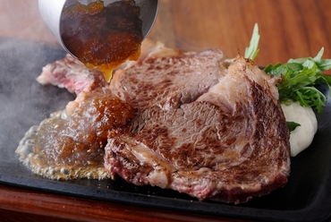 厚切りでジューシーな『ステーキ』