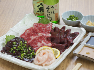 鮮度が自慢。お酒とよく合う『馬刺し盛り合わせ』