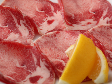 ネギと一緒にお肉の旨みを味わえる『特上塩タン』