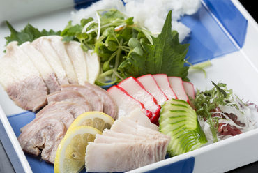 新鮮な鯨肉を使った『くじら刺しの盛り合わせ』(一人前)