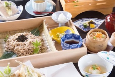 地元産の魚や旬の野菜をふんだんに使った『そば懐石』