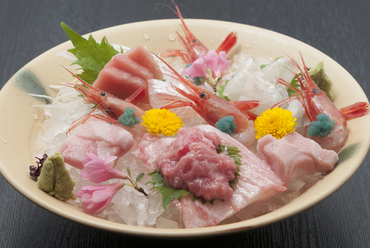 新鮮な旬の地物を使った『お刺身盛り合わせ』(二人前)