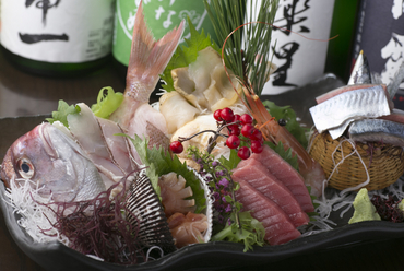 豪華絢爛! 中央市場直送の『刺し身盛り合わせ』はおすすめ