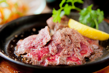 シンプルに塩味でいただく『知床産エゾ鹿のステーキ』