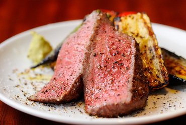 赤身肉の旨みを炭火で引き出す『ランプ』