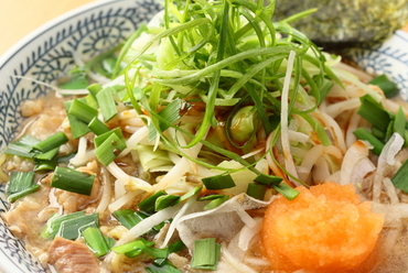 プチ贅沢な『〈熟成醤油〉野菜肉そば』
