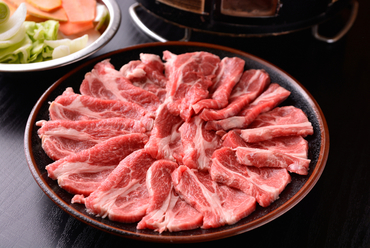 少しレアで、ジューシーな肉質『生ラム成吉思汗』
