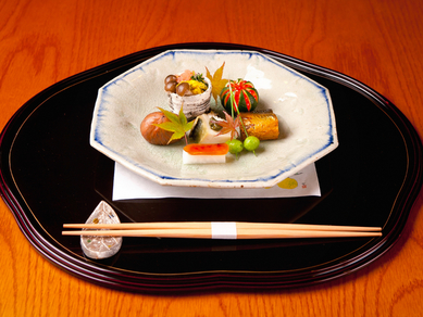 「前菜(『子持ち鮎の甘露煮』『栗の渋皮煮』ほか)」
