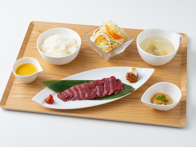 会津馬刺しの旨味を存分に味わえる『サクラサク丼』(馬刺し丼) さくら汁付き
