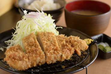 肉と脂身の程よいバランスを楽しむ『ロースかつ定食』